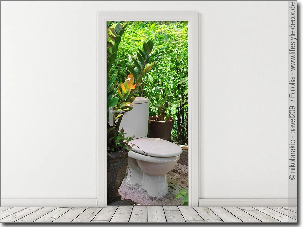 Türposter einer Toilette im Garten mit Pflanzen