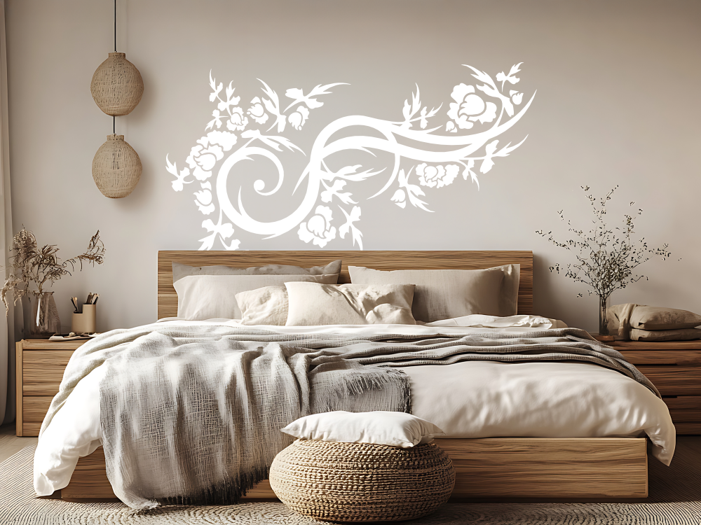 Wandtattoo mit romantischem Ornament über Bett