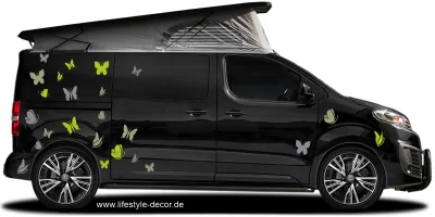 Bunter Autoaufkleber Schmetterlingstraum auf dunklem Camper