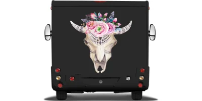 Autoaufkleber Floraler Tierschädelknochen auf Heck von dunklem Wohnmobil oder Wohnwagen