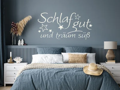 Wandtattoo Schlaf gut auf einer dunklen Wand im Schlafzimmer