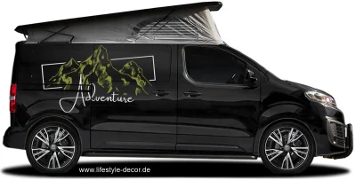 Autoaufkleber Adventure Mountains auf dunklem Campervan