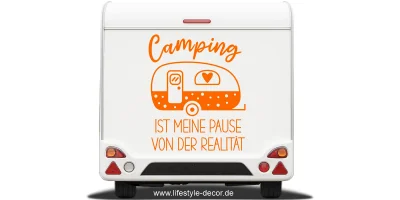 Autoaufkleber Camping ist auf hellem Heck eines Wohnwagens