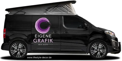 Autoaufkleber Eigene Grafik mehrfarbig auf dunklem Campervan