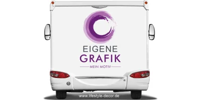 Autoaufkleber Eigene Grafik mehrfarbig auf hellem Wohnmobil Heck