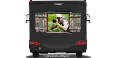 Autoaufkleber Eigenes Foto mit Fensterklappladen auf dunklem Wohnmobilheck