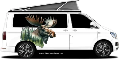 Autoaufkleber Elch im Wald auf hellem Camper
