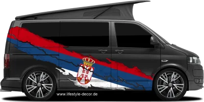 Autoaufkleber Flagge Serbiens auf Fahrzeugseite von dunklem Campervan