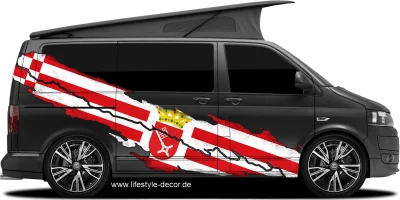 Autoaufkleber Flagge von Bremen auf Fahrzeugseite von dunklem Campervan