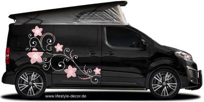 Ein hübscher Autoaufkleber mit Frühlingsornament auf dunklem Campervan