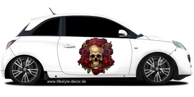 Autoaufkleber Goldener Totenkopf mit Rosen auf hellem PKW