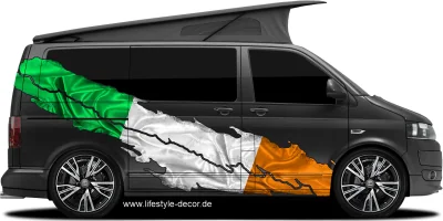 Autoaufkleber Irische Flagge auf Fahrzeugseite von dunklem Campervan