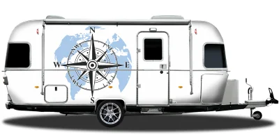 er Autoaufkleber Kompass mit Weltkarte auf hellem Wohnwagen