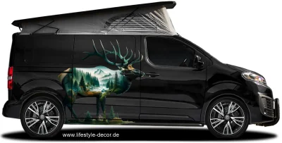 Autoaufkleber Landschaftsmotiv Hirsch auf dunklem Camper