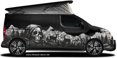 Autoaufkleber Mystisches Gebirge mit Totenkopf auf dunklem Reisemobil