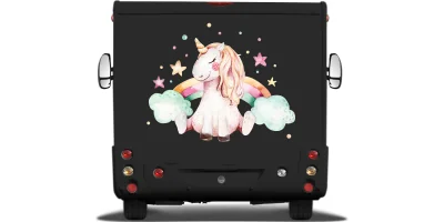 Autoaufkleber mit niedlichem Einhorn auf Heck von dunklem Wohnmobil oder Wohnwagen