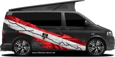 Autoaufkleber Österreich Flagge mit Bundeswappen auf Fahrzeugseite von dunklem Campervan