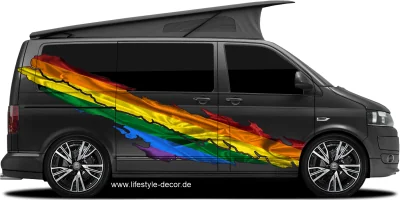 Autoaufkleber Regenbogenflagge LGBTQ auf Fahrzeugseite von dunklem Campervan