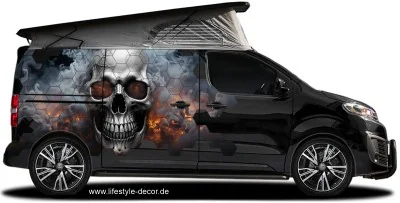 Autoaufkleber Totenkopf in Flammen auf dunklem Van