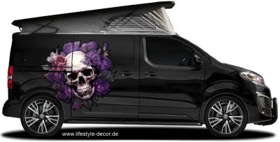 Autoaufkleber Totenkopf mit Blumen auf dunklem Van