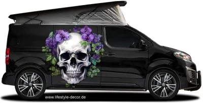 Autoaufkleber Totenkopf mit Blumenranken auf dunklem Van