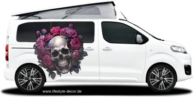 Autoaufkleber Totenkopf mit Rosen auf hellem Van