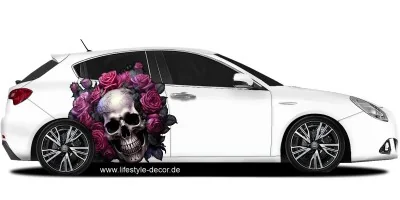 Autoaufkleber Totenkopf mit Rosen auf hellem PKW