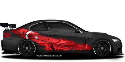 Türkische Flagge als Autoaufkleber auf Fahrzeugseite von dunklem Auto