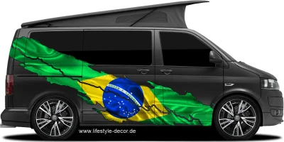 Autoaufkleber mit der Fahne von Brasilien auf Fahrzeugseite von dunklem Campervan