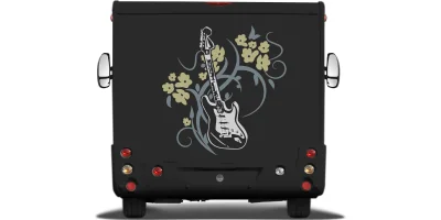 Bunter-Autoaufkleber-Rock-Love-Gitarre auf Heck von dunklem Wohnmobil oder Wohnwagen