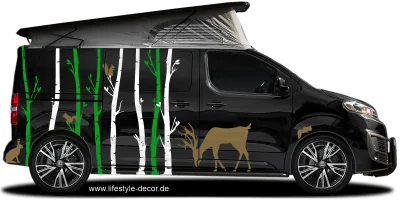 Camper Aufkleber Tiere im Birkenwald auf dunkelem Campervan