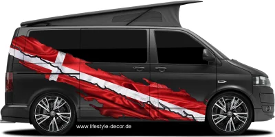 Autoaufkleber Dänische Flagge auf Fahrzeugseite von dunklem Campervan