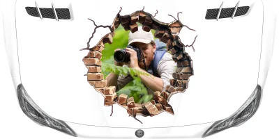 Eigenes Foto als Autofolie Loch in der Seinwand auf heller Motorhaube eines PKWs