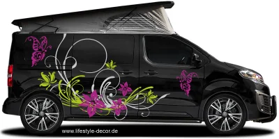 Farbiger Autosticker Tagtraum Bunter Aufkleber auf dunklem Campervan
