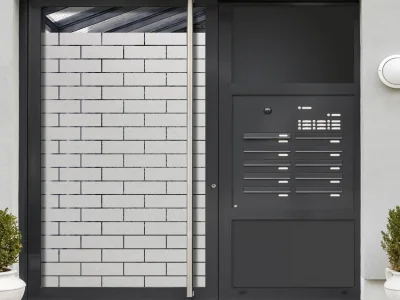 Fensterfolie Mauer auf Eingangstür