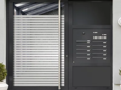 Fensterfolie Streifen 5/1 auf Haustür