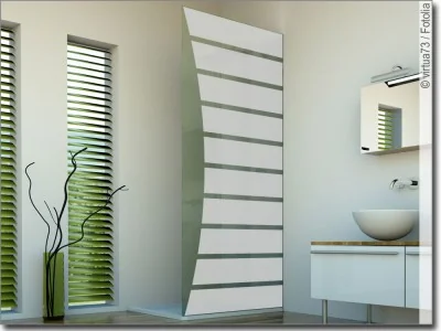 Fensterfolie Streifenbogen auf Duschwand