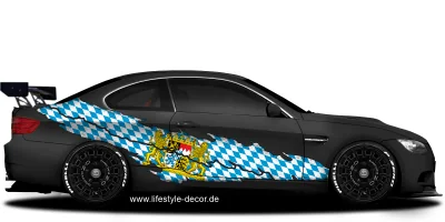 Flagge Bayern als Autoaufkleber auf Fahrzeugseite von dunklem Auto