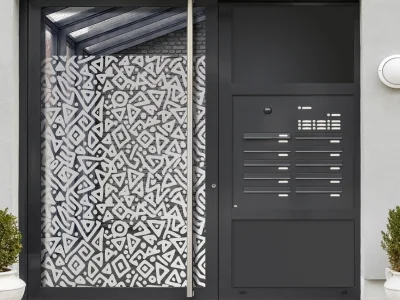 Glastür Milchglasfolie Formenspiel auf Haustür