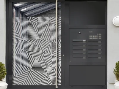 Glastür Milchglasfolie Linienmosaik auf Haustür