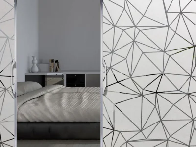 Glastür Milchglasfolie Polygonnetz auf Schiebetür