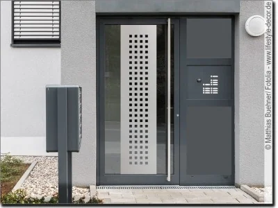 Glastür Milchglasfolie Quadrate auf Eingangstür