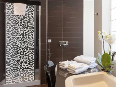 Glastür Milchglasfolie Reptilia auf Duschabtrennung