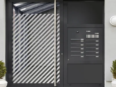 Milchglasfolie Gewerbe Schrägstreifen 3/3 auf Eingangstür