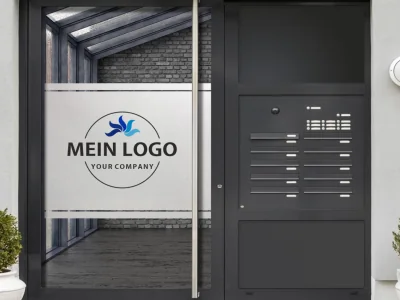 Milchglasfolie mit zwei Streifen Firmenlogo gedruckt auf Eingangstür
