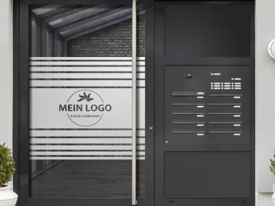 Sichtschutz mit Streifen und Firmenlogo auf Eingangstür