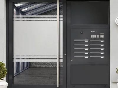 Fensterfolie mit Streifen auf Haustür