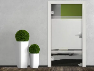 Fensterfolie mit Streifen auf Zimmertür