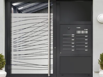 Sichtschutzfolie mit Streifenmuster auf Haustür