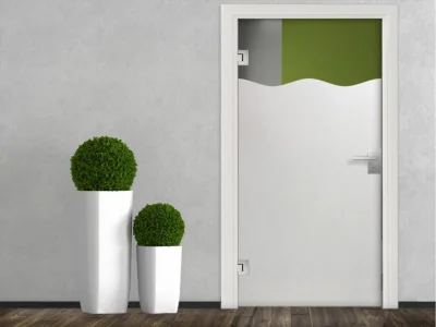 Fensterfolie mit wellenförmiger Oberkante auf Glastür